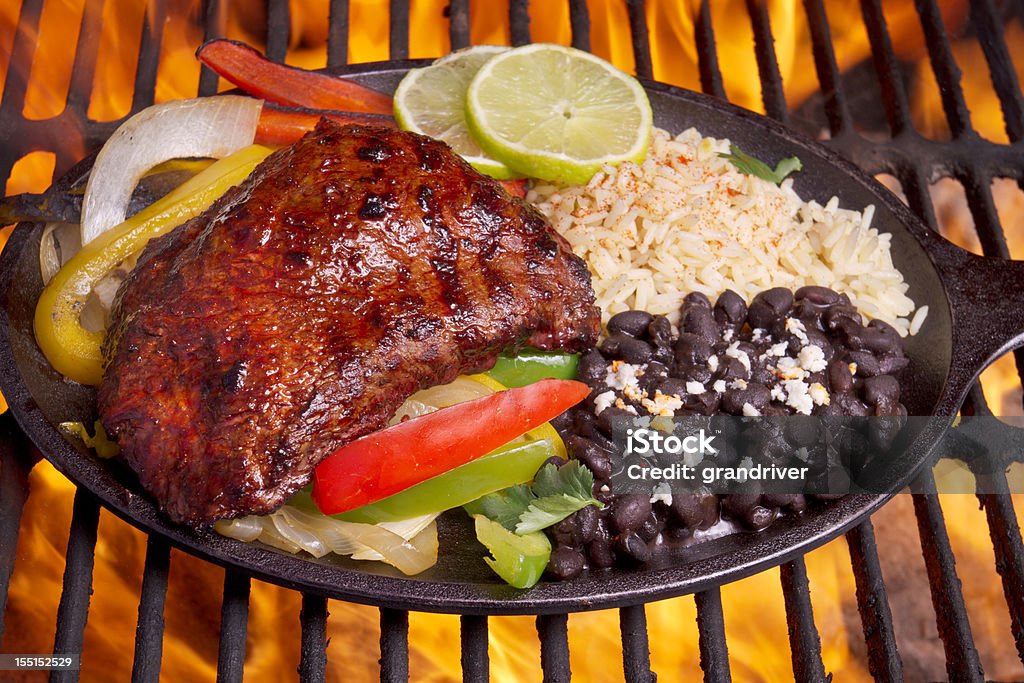 Manzo Fajitas con fiamme - Foto stock royalty-free di Carne Asada