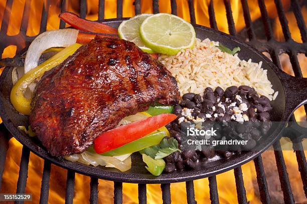 Manzo Fajitas Con Fiamme - Fotografie stock e altre immagini di Carne Asada - Carne Asada, Cultura messicana, Messico
