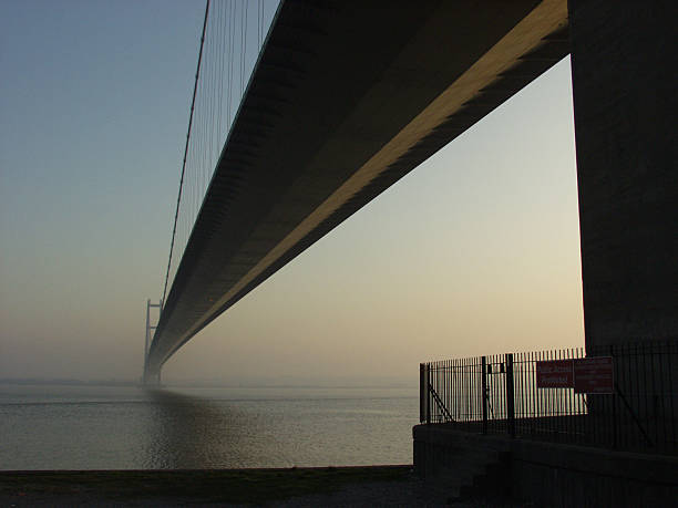 험버교, 어얼리 져녁 - humber bridge bridge humber river yorkshire 뉴스 사진 이미지