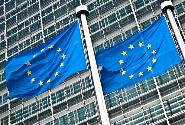 para flagi ue w komisji europejskiej, bruksela - berlaymont building zdjęcia i obrazy z banku zdjęć
