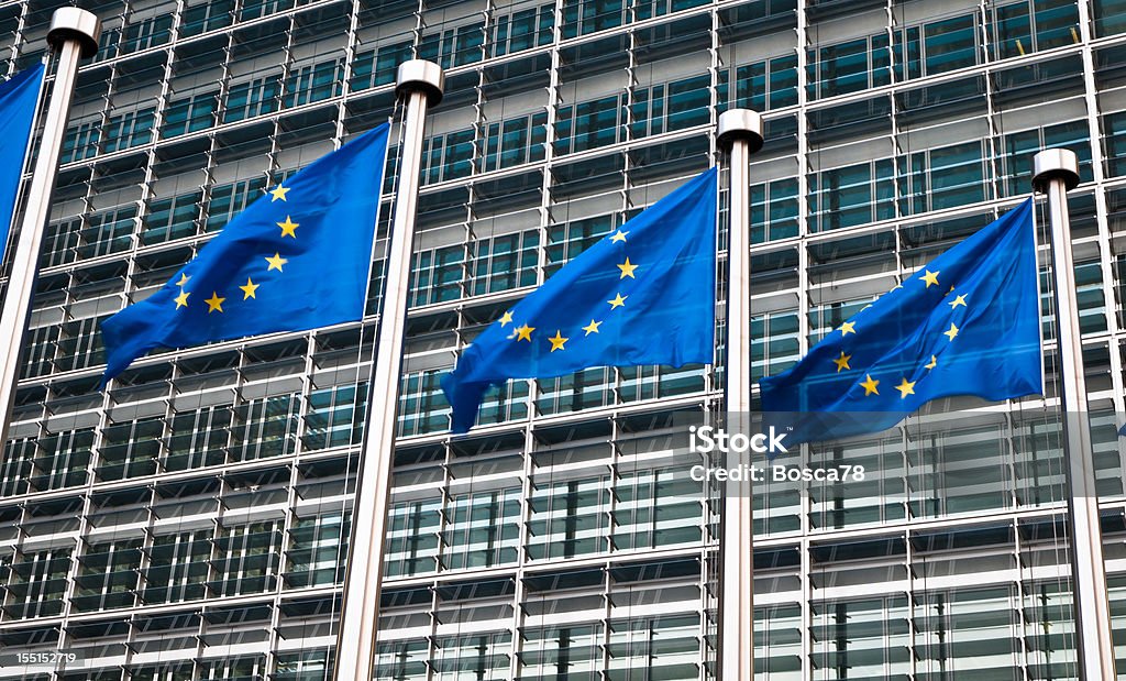 Bandeiras em frente da Comissão Europeia, em Bruxelas - Royalty-free Comissão Europeia Foto de stock