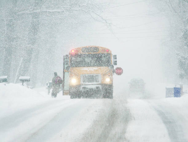 blizzard corrida de ônibus escolar - road street sign slippery - fotografias e filmes do acervo