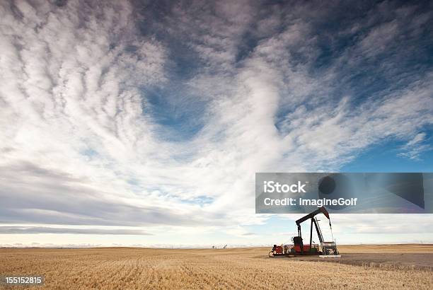 Industria Petrolera En La Región Central De Los Estados Unidos Foto de stock y más banco de imágenes de Acero