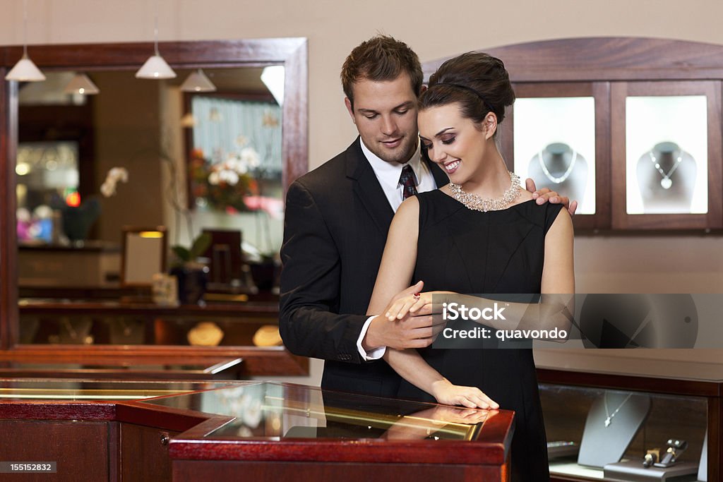 Séduisante jeune Couple Shopping pour les anneaux de bijouterie, Copyspace - Photo de Bijouterie libre de droits