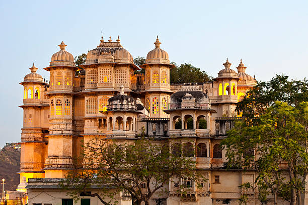 palácio da cidade de udaipur, índia - jaipur city palace imagens e fotografias de stock