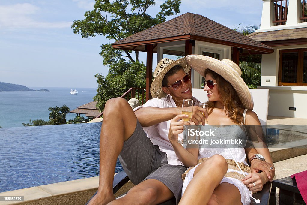 Desfrutando de vinho e sol em uma villa tropical - Foto de stock de Acampamento de Férias royalty-free