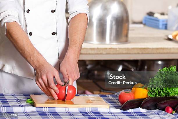 Cook Cięcia Warzyw W Kuchni - zdjęcia stockowe i więcej obrazów Czynność - Czynność, Fartuch, Fotografika