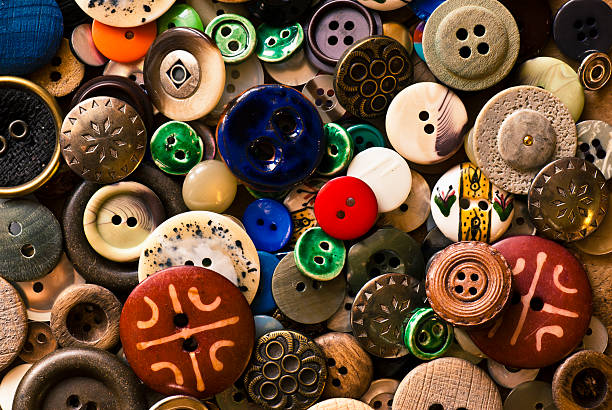 vecchio cucire pulsanti - bottone articoli di merceria foto e immagini stock