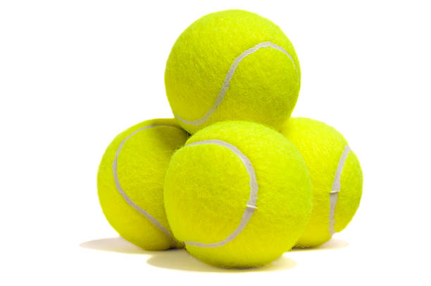 pelota de tenis de pirámide aislado amarillo - bola de tenis fotografías e imágenes de stock