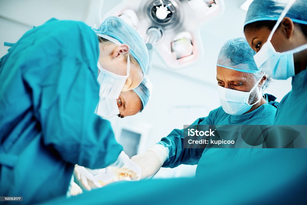 Equipa médica a realização de cirurgia. - Royalty-free Cirurgia Foto de stock