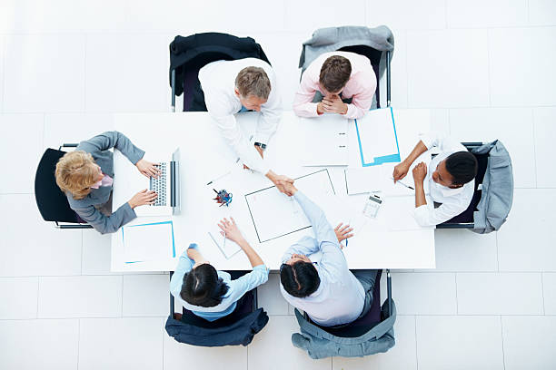 um sucesso entre duas empresas - conference table business meeting business directly above - fotografias e filmes do acervo