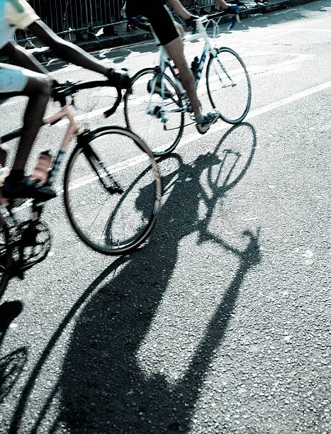 de alta energía en bicicleta carrera de asfalto - speed sports race track cycling vitality fotografías e imágenes de stock