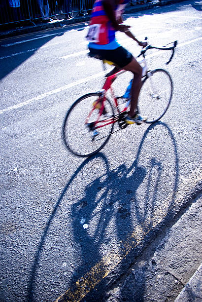 carrera de mountain bike sobre el asfalto raza - speed sports race track cycling vitality fotografías e imágenes de stock