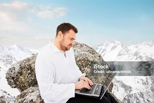 남자의 랩탑 상단 눈-냉동상태의 물에 대한 스톡 사진 및 기타 이미지 - 눈-냉동상태의 물, 산, 컴퓨터