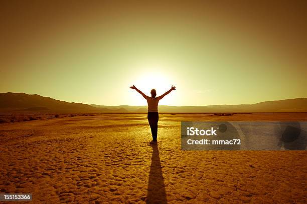 Podświetlenie Zen Relaks - zdjęcia stockowe i więcej obrazów Powitanie Słońca - Powitanie Słońca, Park Narodowy Doliny Śmierci, 20-24 lata