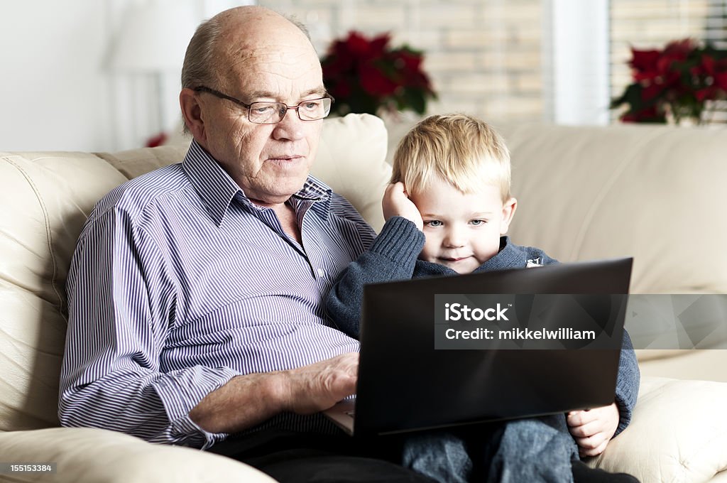 Dziadek i wnuczek Patrząc na laptopa razem - Zbiór zdjęć royalty-free (4 - 5 lat)