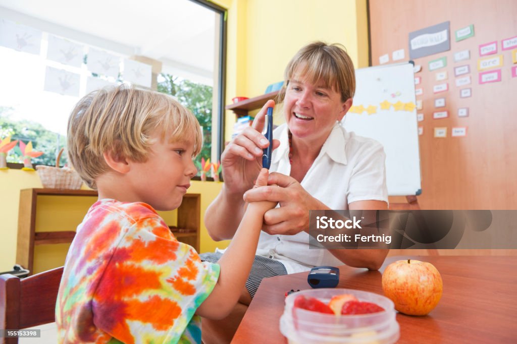 Prueba de azúcar en la sangre - Foto de stock de Diabetes libre de derechos