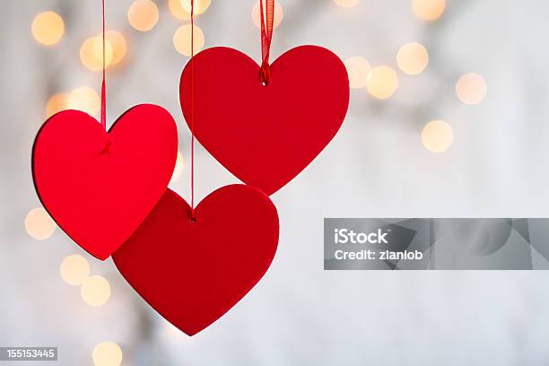 3 매달기 레드 Hearts On 빗나간 포커스 단궤 배경 밸런타인데이에 대한 스톡 사진 및 기타 이미지 - 밸런타인데이, 발렌타인 카드, 하트 모양