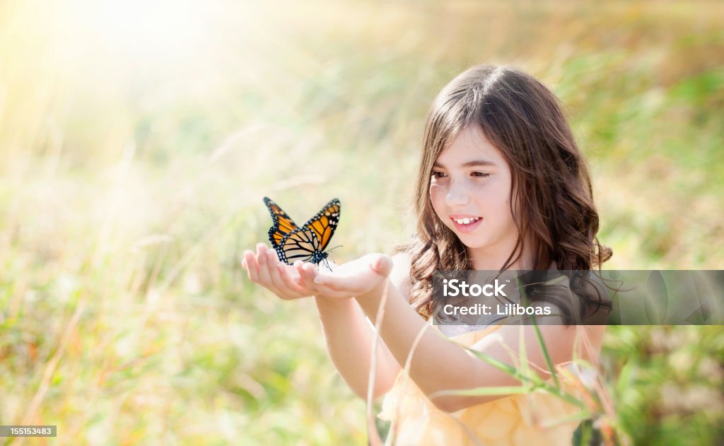 Menina no campo segurando uma Borboleta-monarca - Royalty-free Borboleta Foto de stock