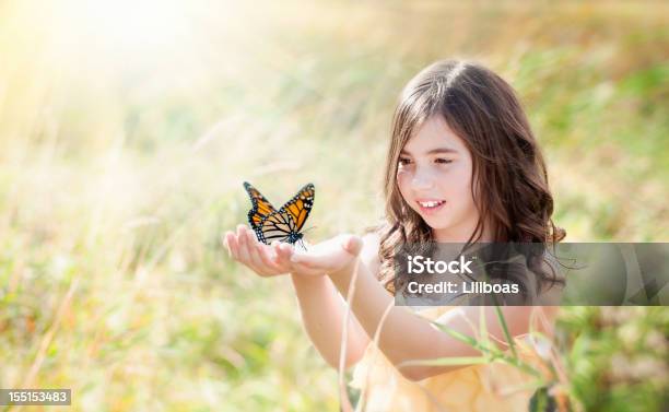 Menina No Campo Segurando Uma Borboletamonarca - Fotografias de stock e mais imagens de Borboleta - Borboleta, Criança, Raparigas