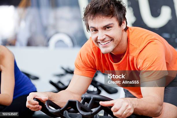 Feliz Joven En Una Clase De Ciclismo Foto de stock y más banco de imágenes de 20 a 29 años - 20 a 29 años, Adulto, Adulto joven