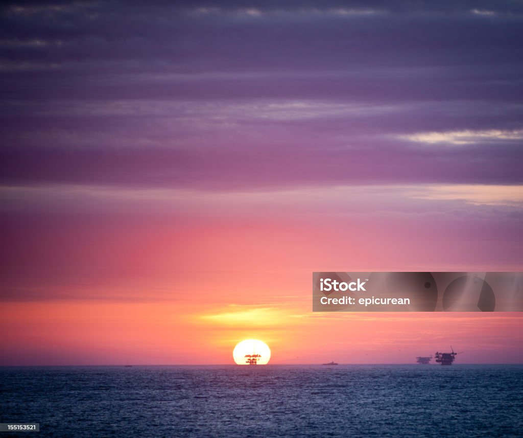 Tramonto direttamente alla piattaforma petrolifera nell'Oceano Pacifico - Foto stock royalty-free di Ambientazione esterna