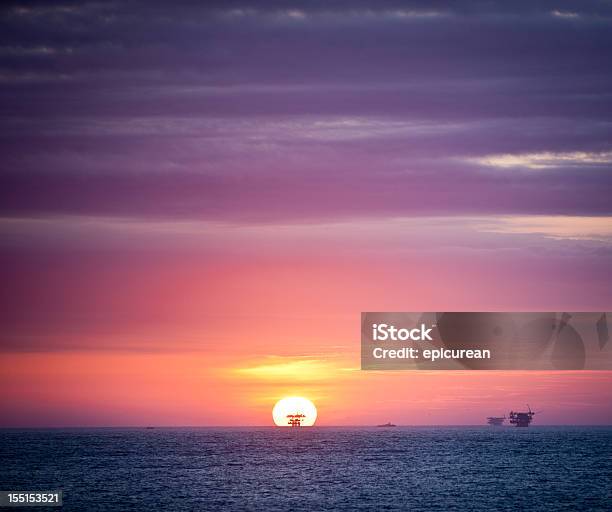 Tramonto Direttamente Alla Piattaforma Petrolifera Nelloceano Pacifico - Fotografie stock e altre immagini di Ambientazione esterna