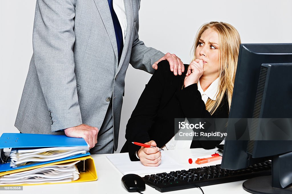 Angst junge Geschäftsfrau ist peinlich schikaniert von senior executive - Lizenzfrei Abhängigkeit Stock-Foto