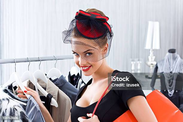 Schöne Frau Shopping Stockfoto und mehr Bilder von Frauen - Frauen, Millionär, Nur Frauen