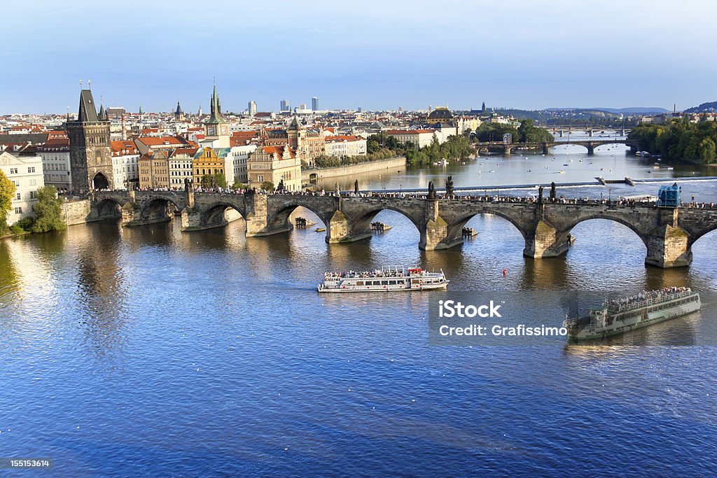 Ponte Carlos em Praga, República Tcheca com o rio Vltava - Foto de stock de Arquitetura royalty-free