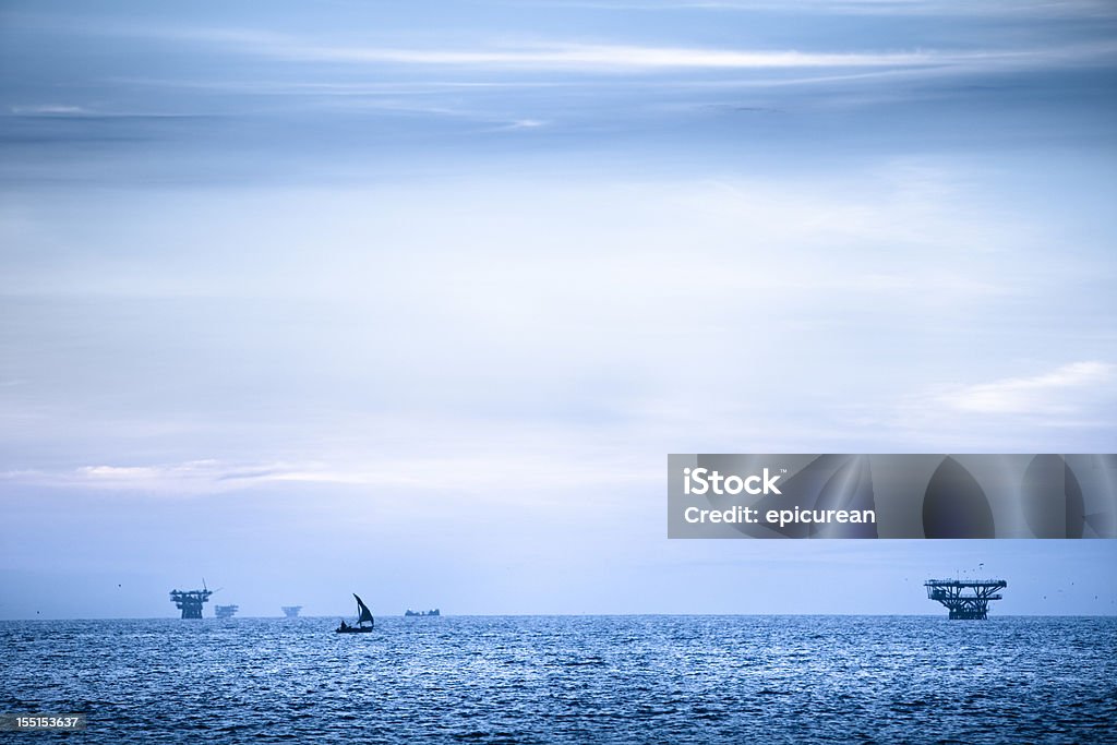 Huile de plate-formes de la côte de la pollution de l'air - Photo de Industrie de la pêche libre de droits