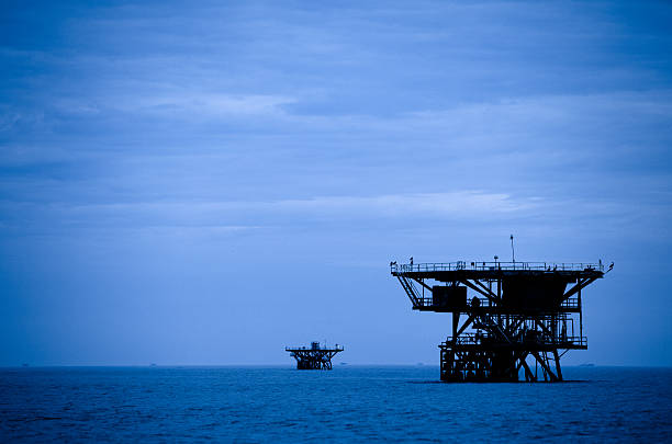 off shore 엔진오일 플랫폼 at dusk - oil rig sea oil storm 뉴스 사진 이미지