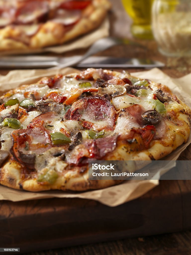 Pizza supremo - Foto stock royalty-free di Ambientazione interna