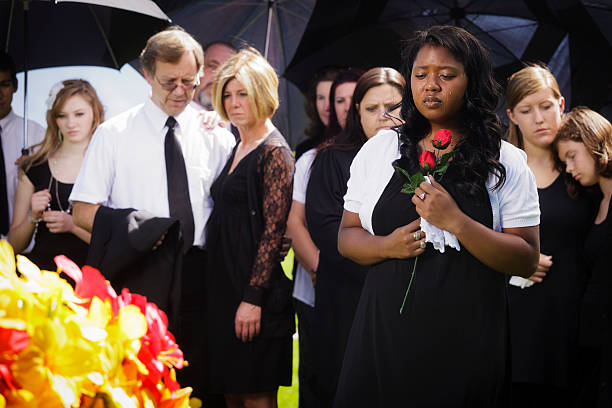 mulher em um funeral - funeral family sadness depression imagens e fotografias de stock