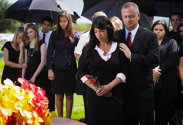 família em um funeral - funeral family sadness depression imagens e fotografias de stock