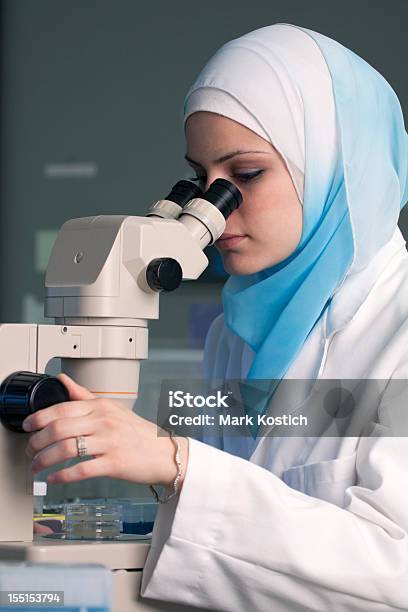 Medio Orientale Musulmana Donna Facendo Ricerca Medica - Fotografie stock e altre immagini di Sanità e medicina