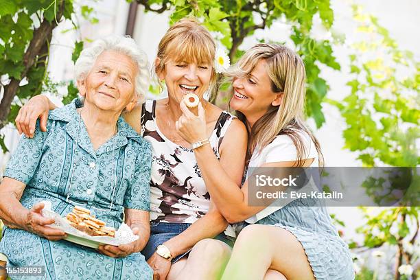 Foto de Três Geraçõesretrato De Uma Família Alegre e mais fotos de stock de Dia das Mães - Dia das Mães, Bolo, Terceira idade