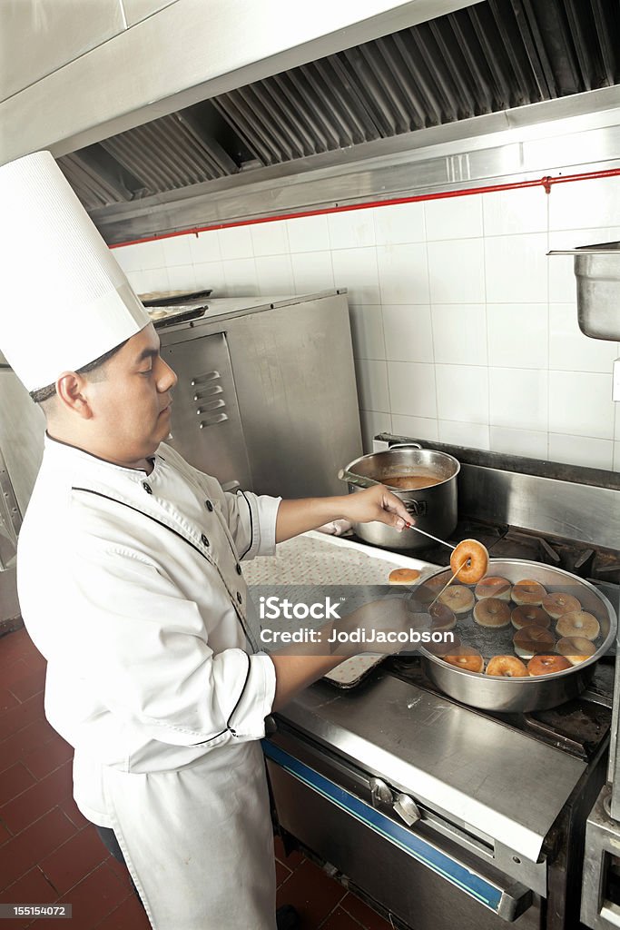 Un Uomo In Un Cappello Da Cuoco Che Frigge Donuts - Fotografie stock e  altre immagini di Adulto - Adulto, Ambientazione interna, America Latina -  iStock