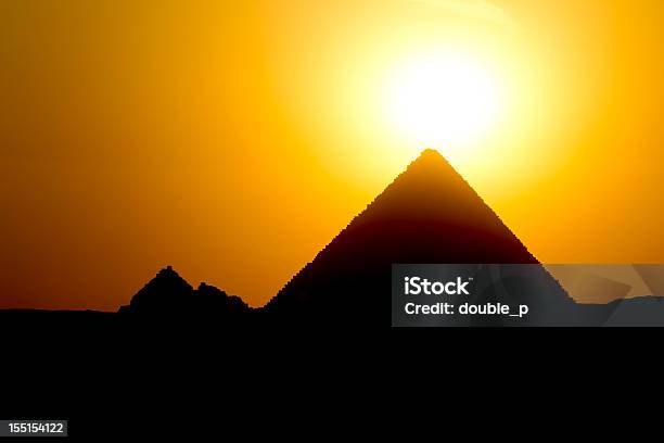 Gizeh Słońca - zdjęcia stockowe i więcej obrazów Dwa przedmioty - Dwa przedmioty, Piramida - Figura geometryczna, Piramida - Konstrukcja budowlana