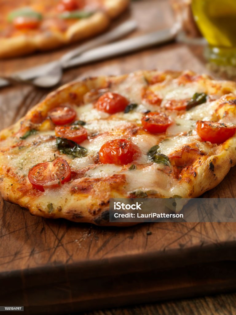 Pizza Margherita - Foto stock royalty-free di Ambientazione interna