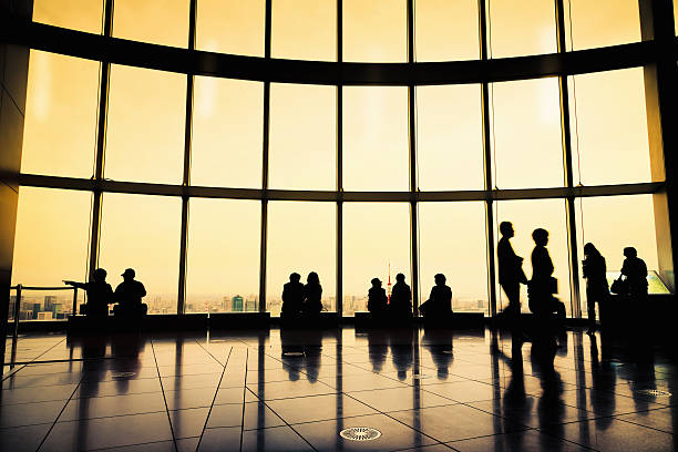 iluminação de silhuetas de pessoas a arquitetura moderna, vista para a cidade - looking through window crowd window tokyo prefecture - fotografias e filmes do acervo