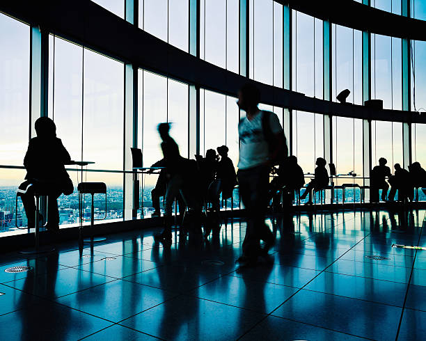 vista para a cidade de tóquio com iluminação de silhuetas de pessoas - looking through window crowd window tokyo prefecture - fotografias e filmes do acervo