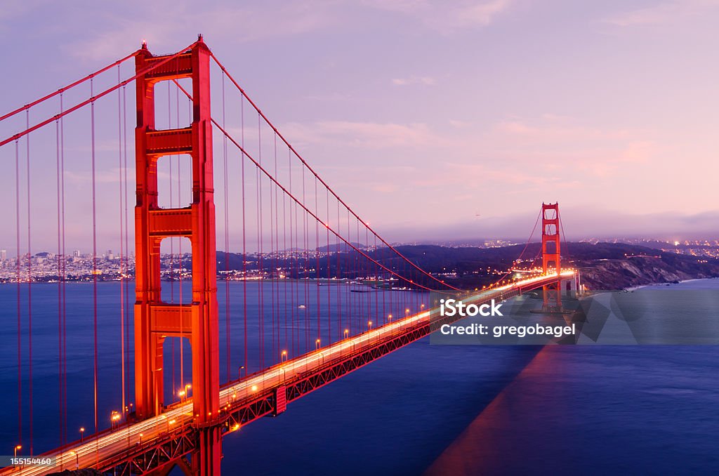 Golden Gate Bridge s'étend sur la baie de San Francisco - Photo de Espace texte libre de droits