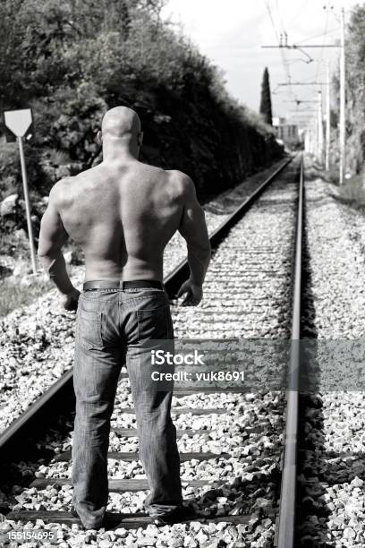 Foto de Esperando Um Trem e mais fotos de stock de Adulto - Adulto, Atleta, Beleza