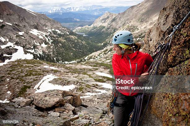 Joven Mujer Dando Anclajes Y Belaying Su Pareja Foto de stock y más banco de imágenes de Escalada - Escalada, Parque Nacional de las Montañas Rocosas, Escalada en roca