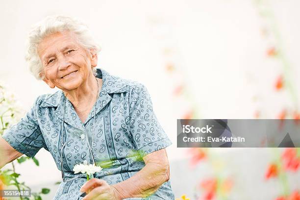 Ritratto Di Un Bel Nonna - Fotografie stock e altre immagini di 80-89 anni - 80-89 anni, Adulto, Aiuola