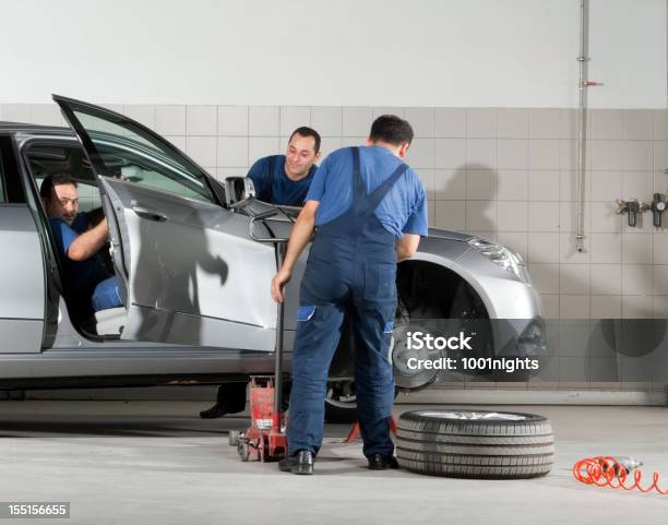 Foto de Trabalhadores De Trabalho Manual e mais fotos de stock de Fundo Branco - Fundo Branco, Mecânico, Mecânico de Carro