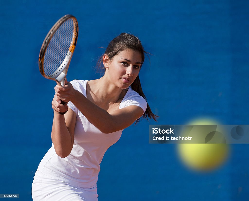 Vista frontal de Jovem mulher jogar tênis - Foto de stock de 20 Anos royalty-free