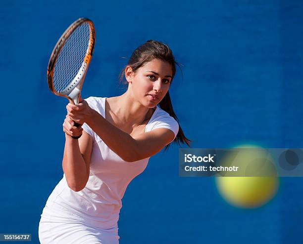 Foto de Vista Frontal De Jovem Mulher Jogar Tênis e mais fotos de stock de 20 Anos - 20 Anos, Adulto, Amarelo