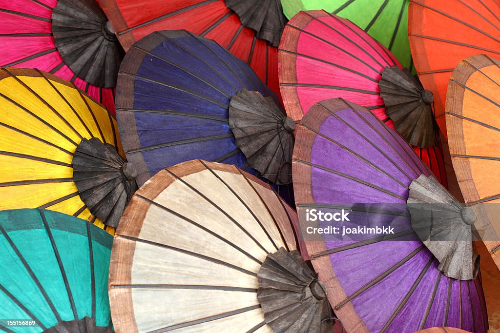 Varietà di colorati asiatica ombrelloni sul display - Foto stock royalty-free di Blu